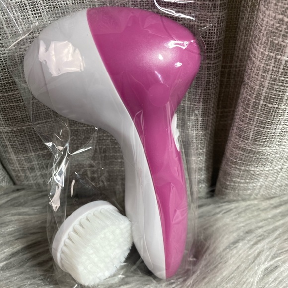 Battery Operated Facial Cleansing Spin Brush - Picture 1 of 6